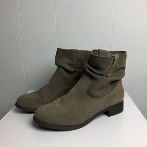 American Eagle • Grey Suede Ankle Boots
